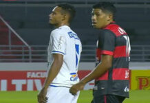 Vitória sofre gol nos minutos finais e volta a perder na Série B do Brasileirão