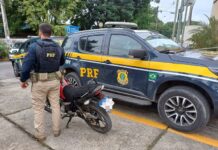 Na Dutra, PRF recupera veículo roubado que possuía placa clonada com apontamento criminal — Polícia Rodoviária Federal moto.jpeg