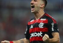 Flamengo derrota Botafogo e assume liderança do Carioca Flamengo derrota Botafogo e assume liderança do Carioca