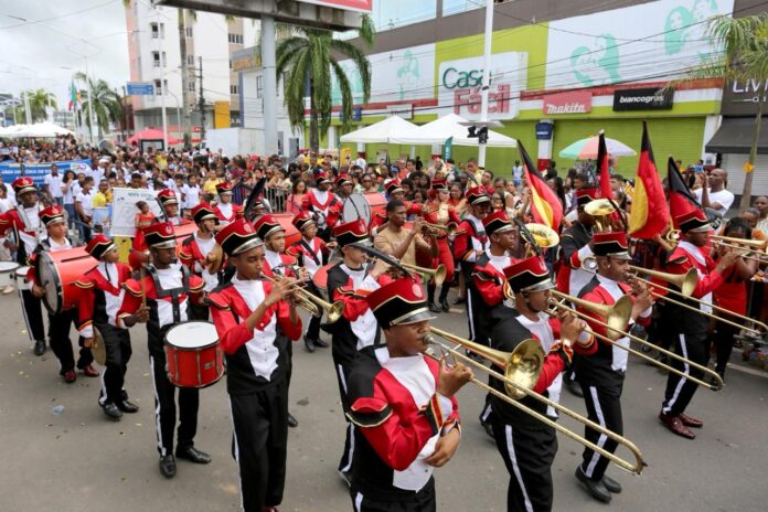 Prefeitura realizou hasteamento da bandeira e desfile cívico em homenagem aos 145 anos de emancipação política de Santo Antônio de Jesus – Prefeitura de Santo Antônio de Jesus - BA