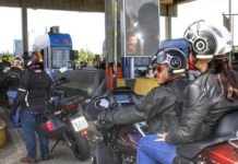 Motociclistas protestam por guichês exclusivos para motos em pedágios baianos