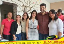 No Lar dos Idosos, prefeito Rogério Andrade, com surpresa, recebeu parabéns pelo seu aniversário
