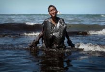 ‘Pensei no trabalho da minha mãe e em ajudar’, diz adolescente fotografado dentro de mar com óleo em PE