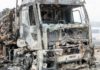 Incêndio destrói carreta com carga de frango na BR-116