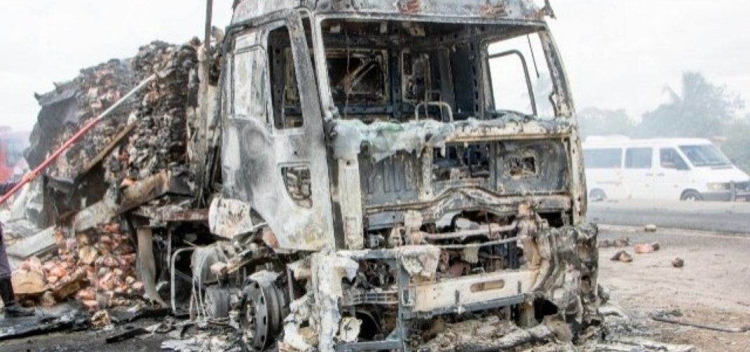 83297_incendio_destroi_carreta_com_carga_de_frango_na_br_116_3