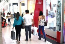 Endividamento e inadimplência dos consumidores brasileiros aumentam em agosto