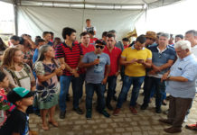 Moradores comemoram realização de sonho na entrega da pavimentação do Lot. Santa Cecília
