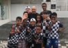 “Meninos da árvore” vão ao prédio de Sampaoli e estendem faixa pedindo permanência no Santos