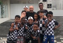 “Meninos da árvore” vão ao prédio de Sampaoli e estendem faixa pedindo permanência no Santos