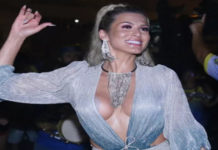 Lívia Andrade usa decotão até o umbigo para último ensaio de Carnaval