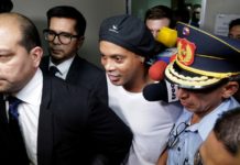 Ronaldinho Gaúcho é preso no Paraguai e vai passar a noite na cadeia