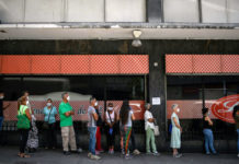 “Se pararmos, não comemos”, dizem em uma Venezuela em quarentena