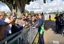 “A essência do que se preconiza como ridículo”: Com crescimento tímido do PIB, Bolsonaro põe humorista para dar bananas a jornalistas