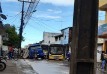 *Veículos caem em buraco causado por rede da Embasa na Av. AC