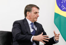 “Brasileiro pula em esgoto e não acontece nada”, diz Bolsonaro em alusão a infecção pelo coronavírus