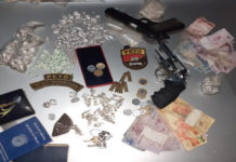 Trio é localizado com revólver e simulacro por equipe da 49ª CIPM