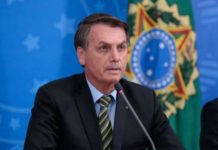 ‘Não tem que se acovardar com esse vírus’, diz Bolsonaro em live
