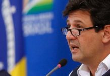 “Tiro no pé….!” – Bolsonaro quer forçar Mandetta a deixar ministério após perda de apoio entre militares