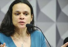 Janaína Paschoal pede que Bolsonaro renuncie e deixe Mourão assumir