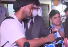 Ronaldinho deixa prisão e autografa camisa do Grêmio antes de ir para hotel em Assunção
