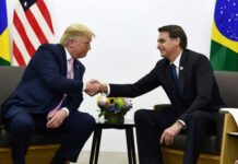 Abraçados na liderança mundial da Covid-19, Bolsonaro e Trump preterem a saúde, em nome da política