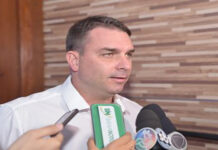 Queiroz pagou mensalidades escolares das filhas de Flávio Bolsonaro, diz MP do Rio