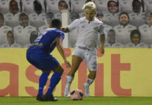 Soteldo cresce em meio à crise e vira referência no Santos até fora de campo