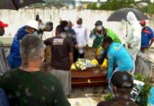 Jorge Portugal é enterrado sob aplausos em Santo Amaro