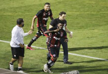 Rafael Carioca comemora gol que garantiu empate ao Vitória diante da Ponte Preta