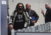 Após seis meses presos no Paraguai, Ronaldinho Gaúcho e Assis retornam ao Brasil