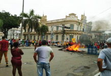 Professores e ambulantes fazem protesto no centro de Feira de Santana