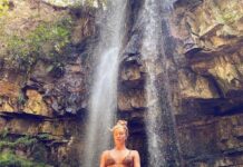 Grazi medita em cachoeira