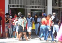 População esquece Covid-19 e lota comércio em Salvador