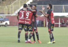 Vitória vira para cima do Oeste e cola no G-4