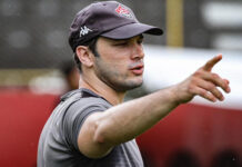 Vitória anuncia demissão do treinador Bruno Pivetti