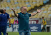 Após derrota para o Fluminense, Mano Menezes chama juiz de ‘vagabundo’: veja vídeo