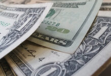 Dólar fecha em queda de 0,65% com otimismo global sobre vacina para Covid-19