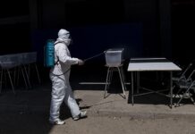 Dos cuidados sanitários à escolha do voto, pandemia transforma eleições no mundo todo