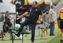 Em meio a surto de Covid-19, auxiliar de Cuca exalta triunfo do Santos: “Vitória de superação”