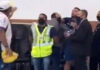 Torcedor do Bahia protesta contra Gilberto no aeroporto e atacante responde