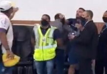 Torcedor do Bahia protesta contra Gilberto no aeroporto e atacante responde