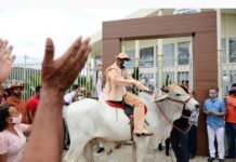 Montado em boi, prefeito chegou para a posse e reduz salário em 90%, em Jacobina-BA