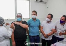 Prefeito Gileno, vice Vavá, secretário de saúde e presidente da Câmara, acompanharam aplicação da 1a. dose da vacina: MUNIZ FERREIRA