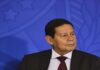 Assessor demitido por Mourão diz que entregou celular à polícia para perícia