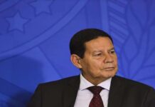 Assessor demitido por Mourão diz que entregou celular à polícia para perícia