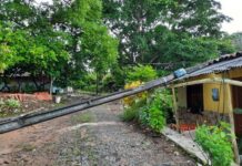 VALENCA: Poste da COELBA cai em cima de casa em Cajaíba