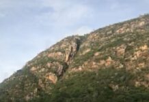 Carreta tomba na BR-242, em trecho de curva na altura da Serra da Mangabeira