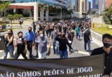 Manifestantes fazem protesto contra fechamento do comércio em Salvador
