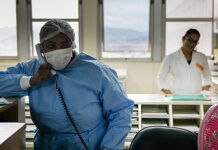 “Temos uma divisão de classe e raça na enfermagem”, diz especialista em saúde pública