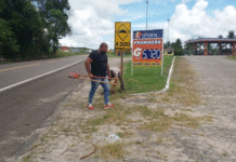 Prefeitura de Muniz Ferreira implanta placas de sinalização a fim de advertir condutores, em trecho da BA-046